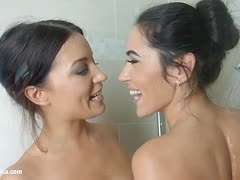 Zwei brünette Lesbengirls bei heißen Zungenspielen