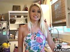 Dickbusige Blondine am Sofa gerammelt Dickbusige Blondine am Sofa gerammelt