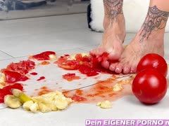 Tätowierte Füße zermatschen essen beim Amateur Fetisch Porno