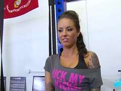 Tattoogirl fickt im Fitnessstudio mit Coach Tattoogirl fickt im Fitnessstudio mit Coach