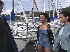 Julia Crow fickt den Skipper mit ihrer Freundin 